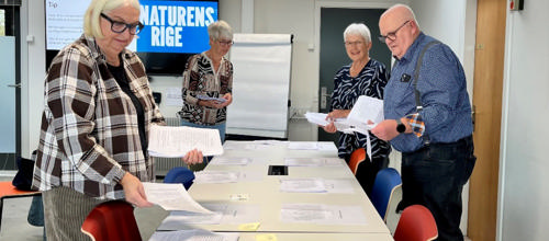 Medlemmer af Ældrerådets valgbestyrelse tæller stemmer op. Fra venstre er det Nancy Frich, Birthe Byskov Larsen, Birthe Fløe Frøslev og Torben Schou.